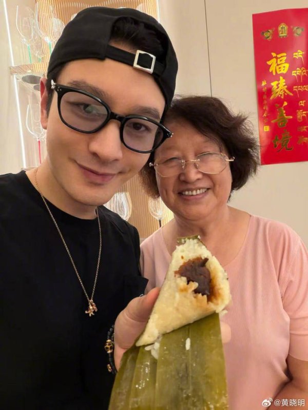 手机股票配资开户 黄晓明端午晒一家合照，小海绵全脸遮挡，百万网友却被暖哭